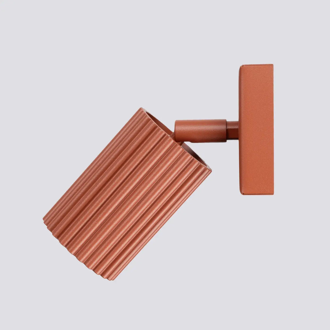 Applique murale karbon rouge ocre en métal cannelé avec base rectangulaire design minimaliste et ampoules gu10 interchangeables