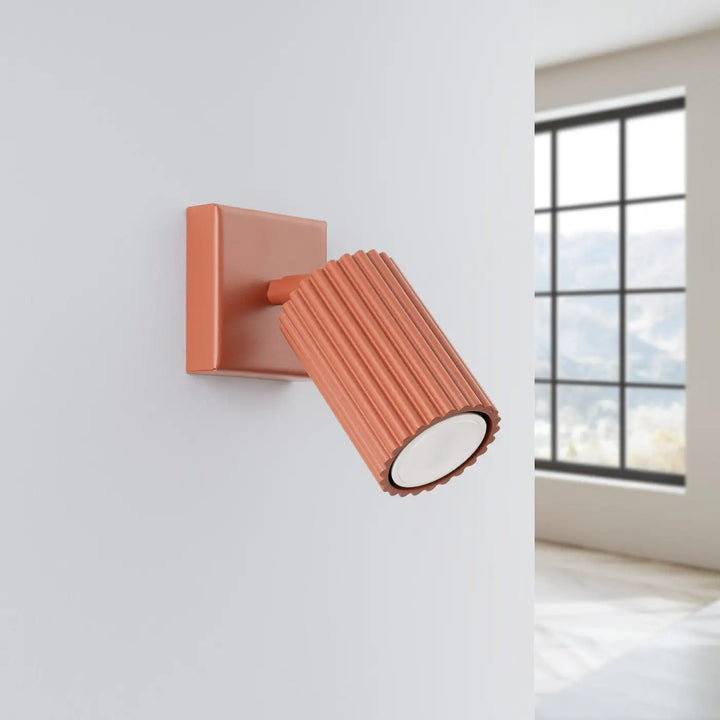 Applique murale karbon rouge ocre en céramique côtelée avec base carrée et tête ajustable design minimaliste plafonnier karbon allie ampoules gu10 interchangeables