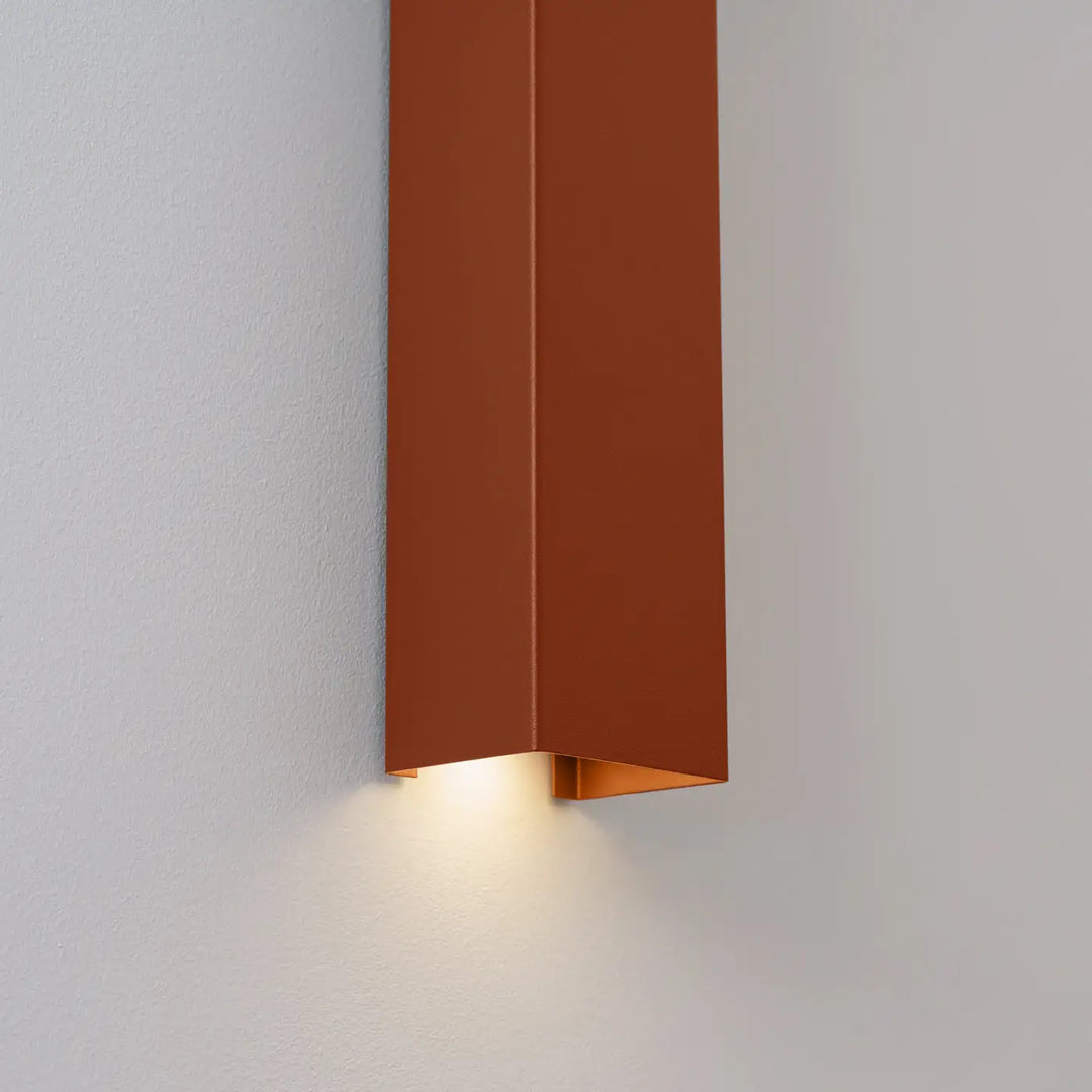 Applique murale freya 60 rouge ocre avec finition mate terracotta et lumière chaude de la collection cinq coloris