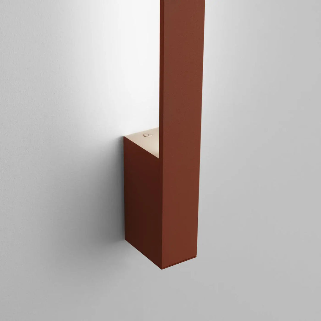 Applique murale lahti 70 led 4000k en ocre rouge avec corps métalliques et base en bois beige minimaliste