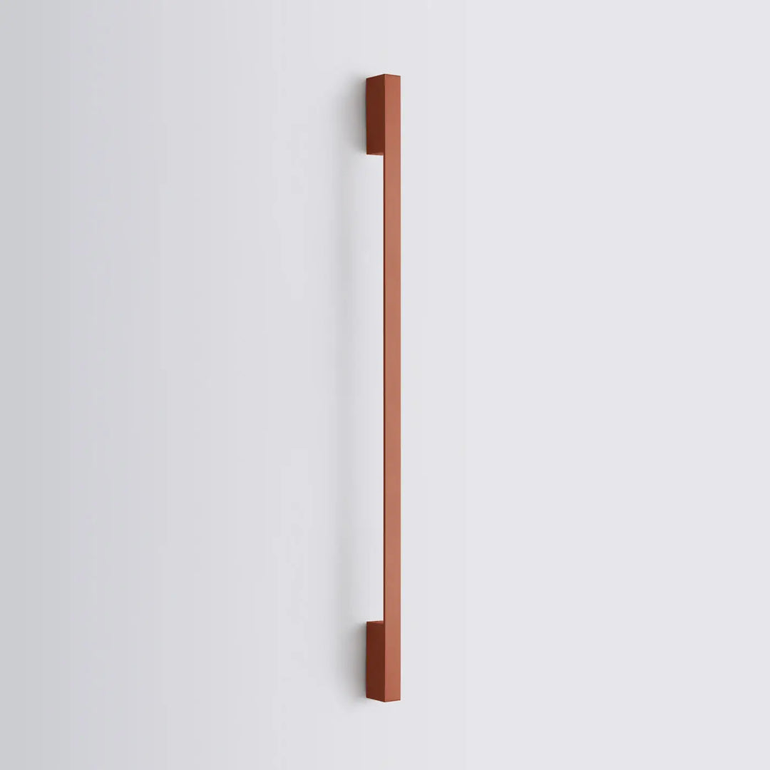 Applique murale sappo 120 led rouge ocre avec poignée rectangulaire mate cuivre et design minimaliste en six variantes including vert olive