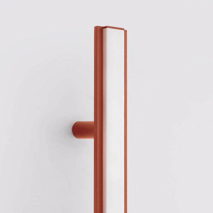 Applique murale lagom 90 rouge ocre en métal mat avec design minimaliste et excellente finition pour intérieur moderne