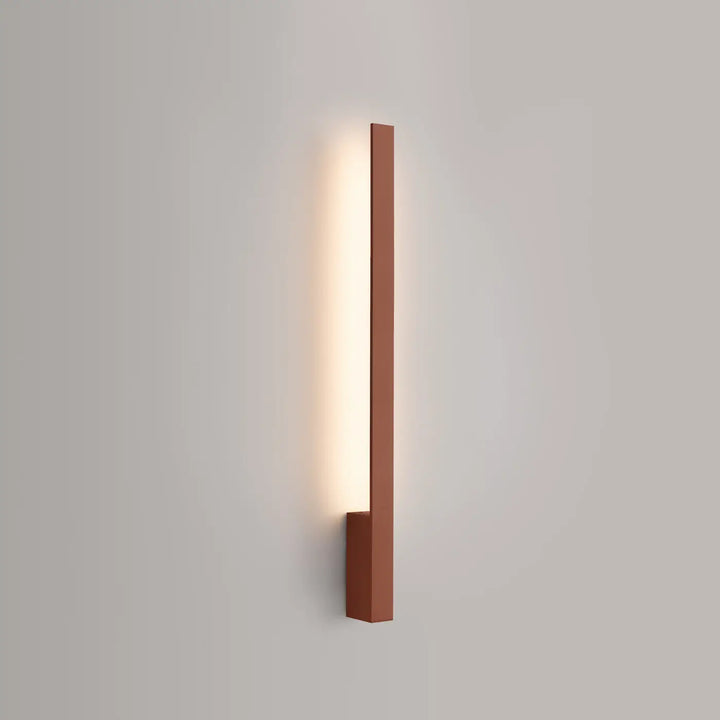 Applique murale lahti 70 led rouge ocre en cuivre minimaliste avec lumière ambiante chaude et design vertical slim