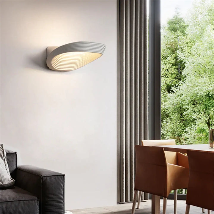 Applique murale scandinave laminée en métal au style épuré
