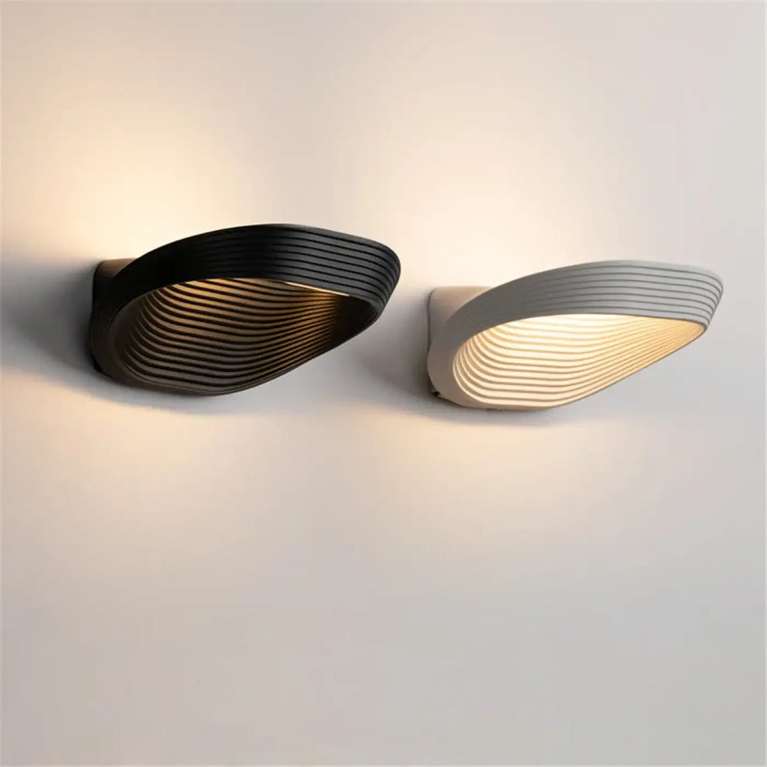 Applique murale scandinave laminée en métal au style épuré