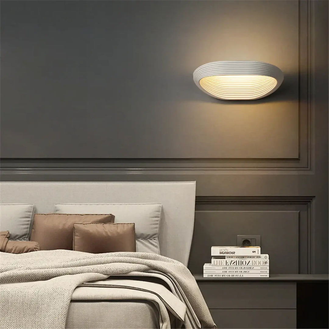 Applique murale scandinave laminée en métal au style épuré
