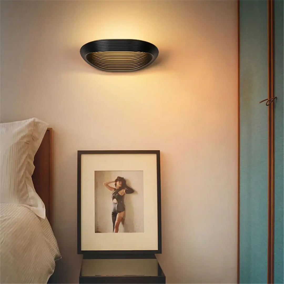 Applique murale scandinave laminée en métal au style épuré