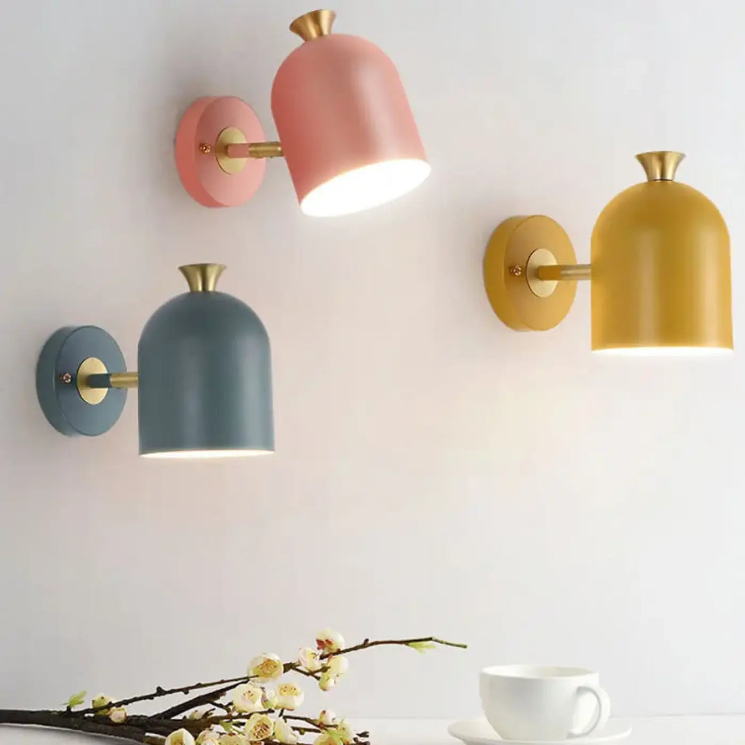 Applique murale scandinave glimmer en métal mat avec finitions en laiton et abat-jour pastel en forme de cloche