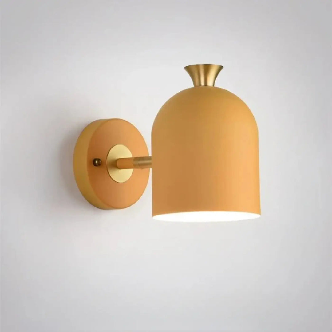 Applique murale scandinave glimma en métal mat avec finition ambre chaud et accents en laiton