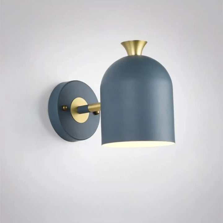 Applique murale scandinave en métal mat bleu avec accent en laiton et abat-jour courbé en forme de cloche glIMMA