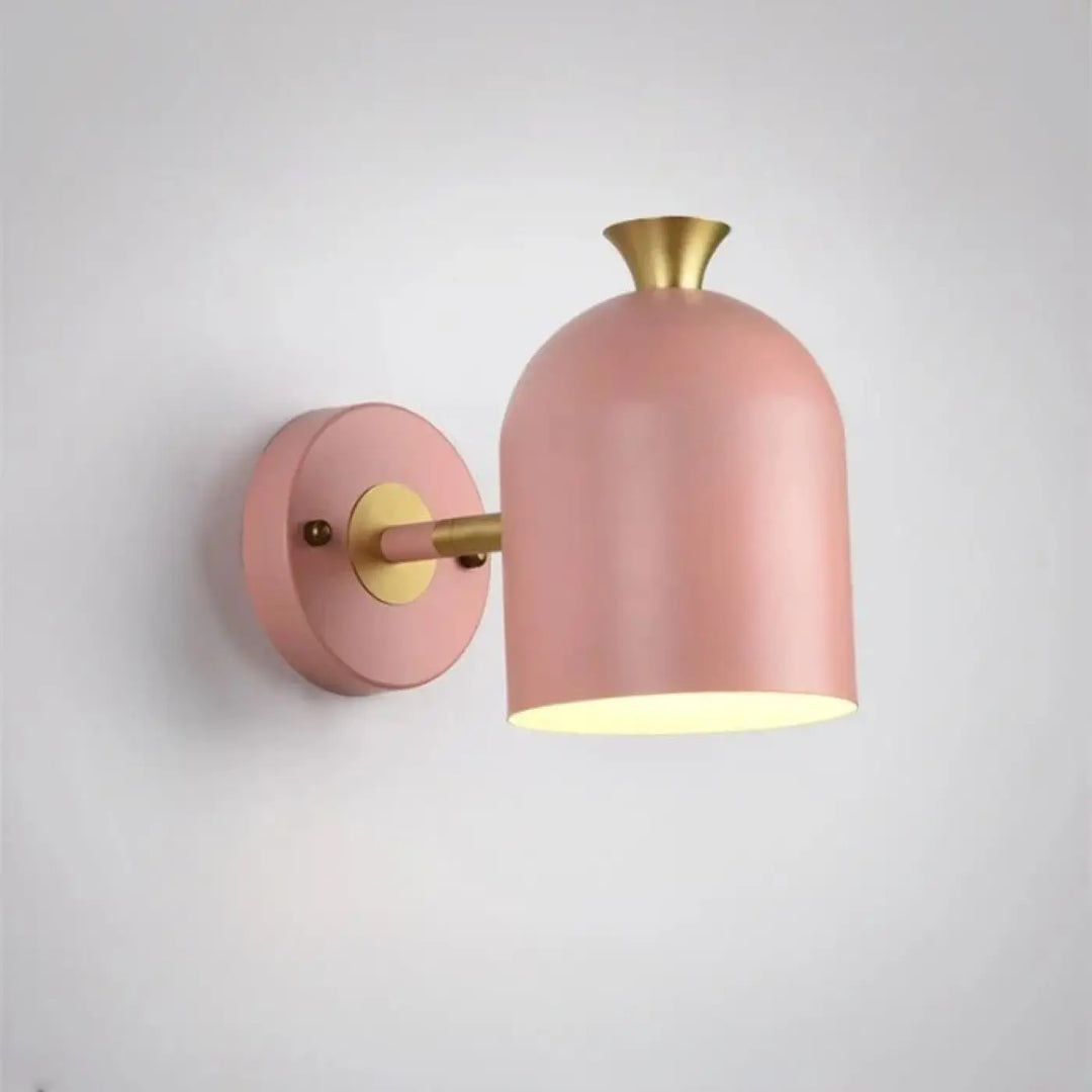 Applique murale scandinave en métal mat rose avec bras slender et accent en laiton modèle glimma