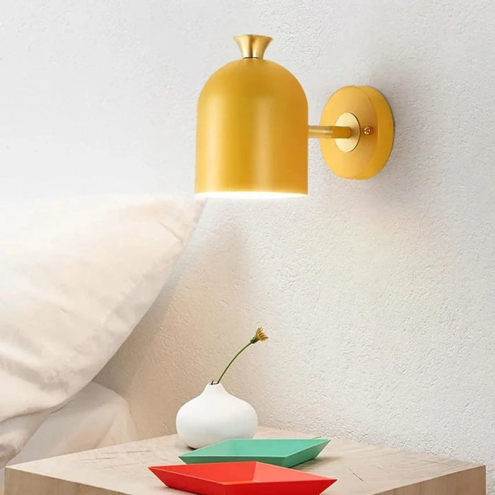 Applique murale scandinave glimme en métal mat avec abat-jour jaune moutarde et accents dorés élégants