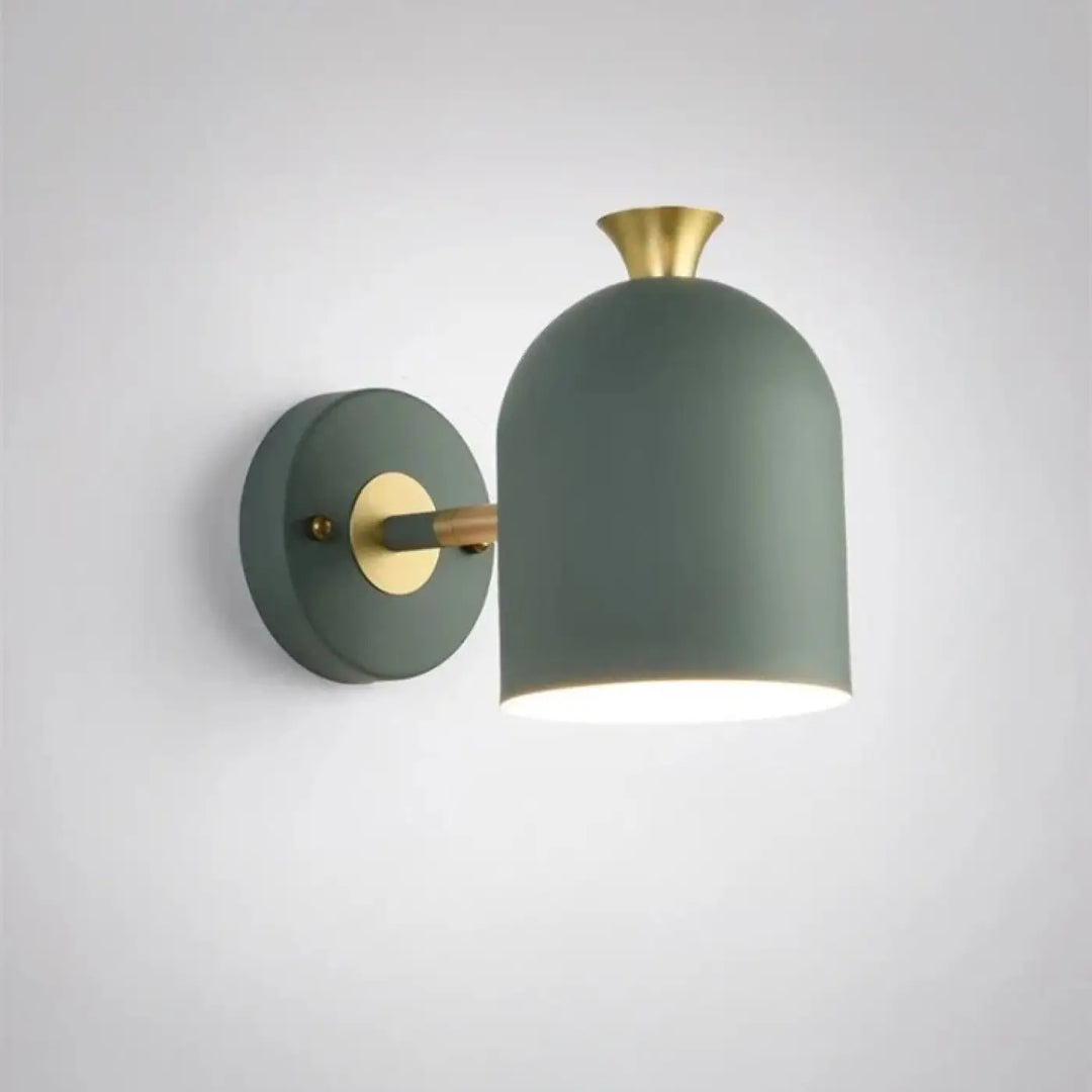 Moderne applique murale en métal mat vert sauge avec accents en laiton et abat-jour dôme pour intérieur scandinave