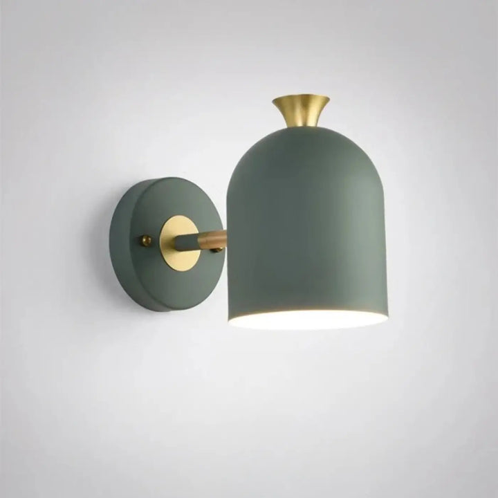 Moderne applique murale en métal mat vert sauge avec accents en laiton et abat-jour dôme pour intérieur scandinave