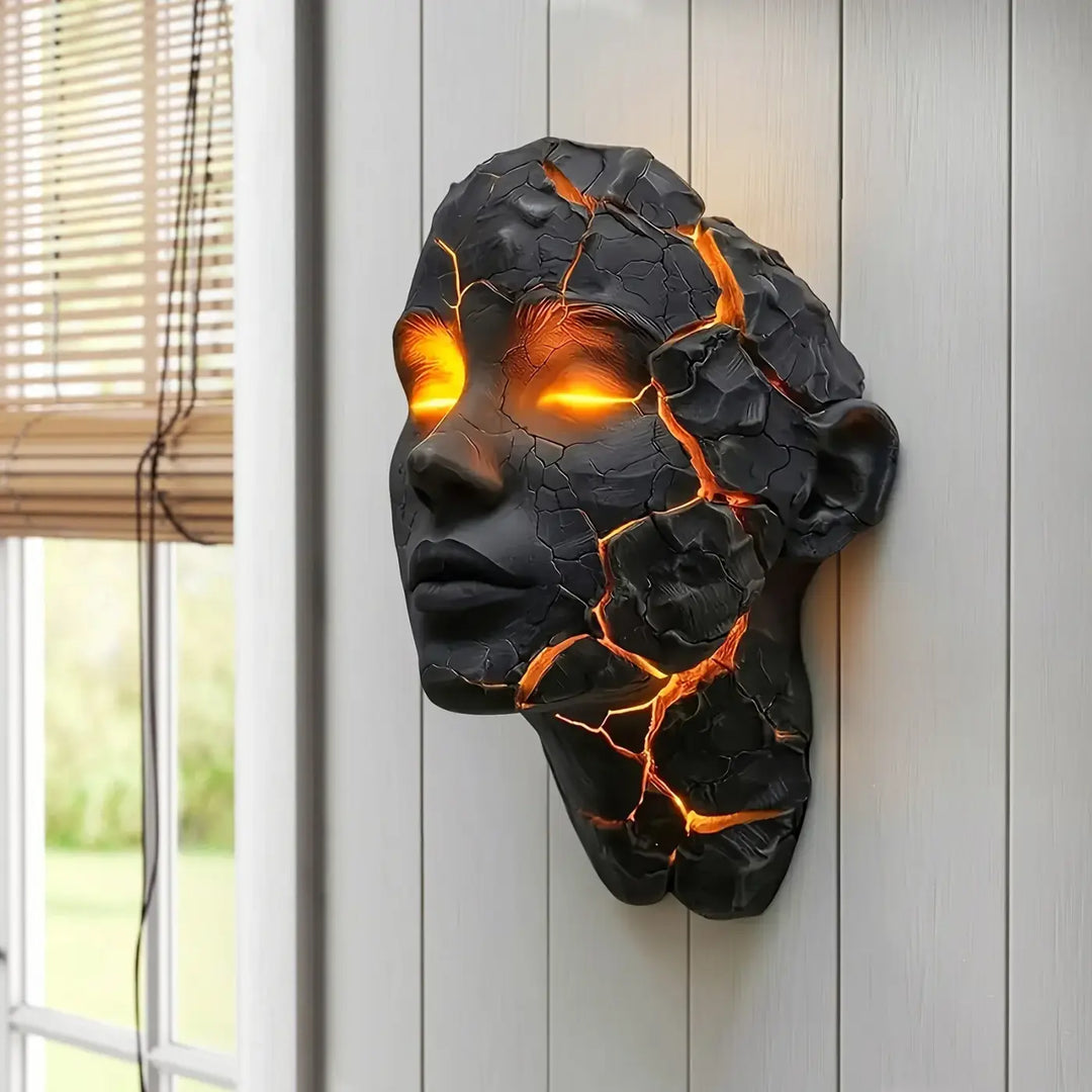Applique murale sculpturale visage fissuré ambre noir chic