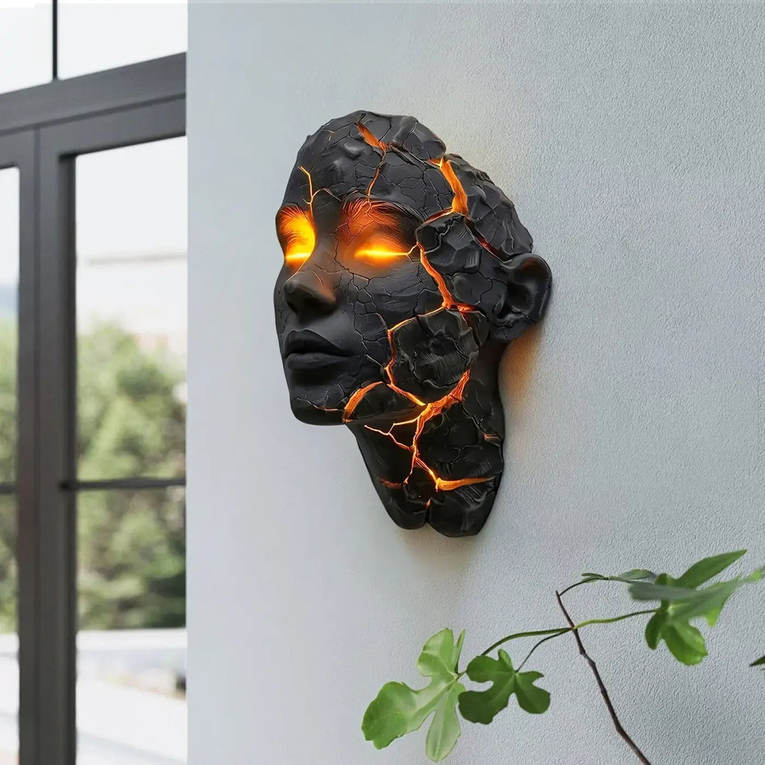 Applique murale sculpturale visage fissuré ambre noir chic