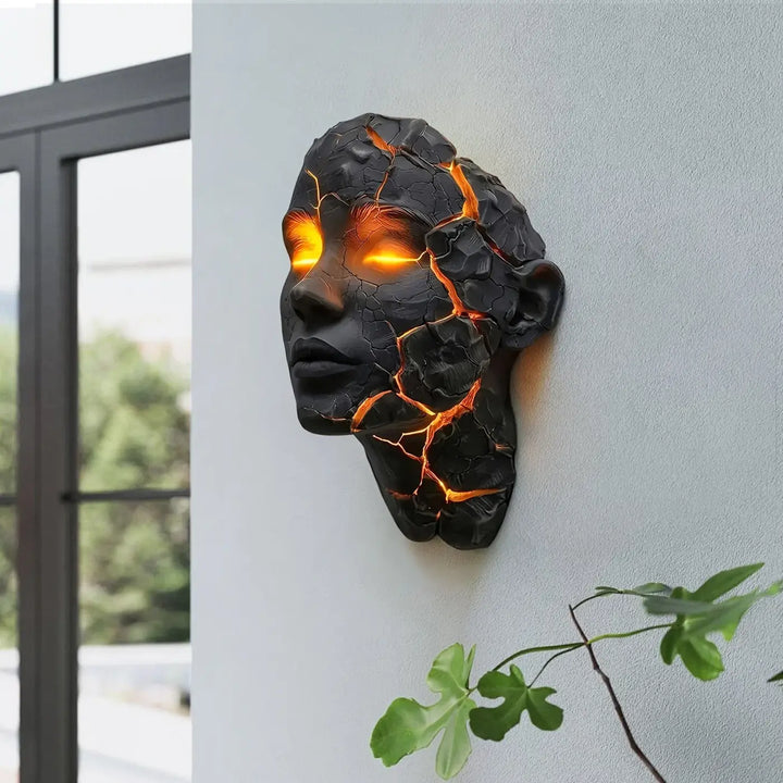 Applique murale sculpturale visage fissuré ambre noir chic