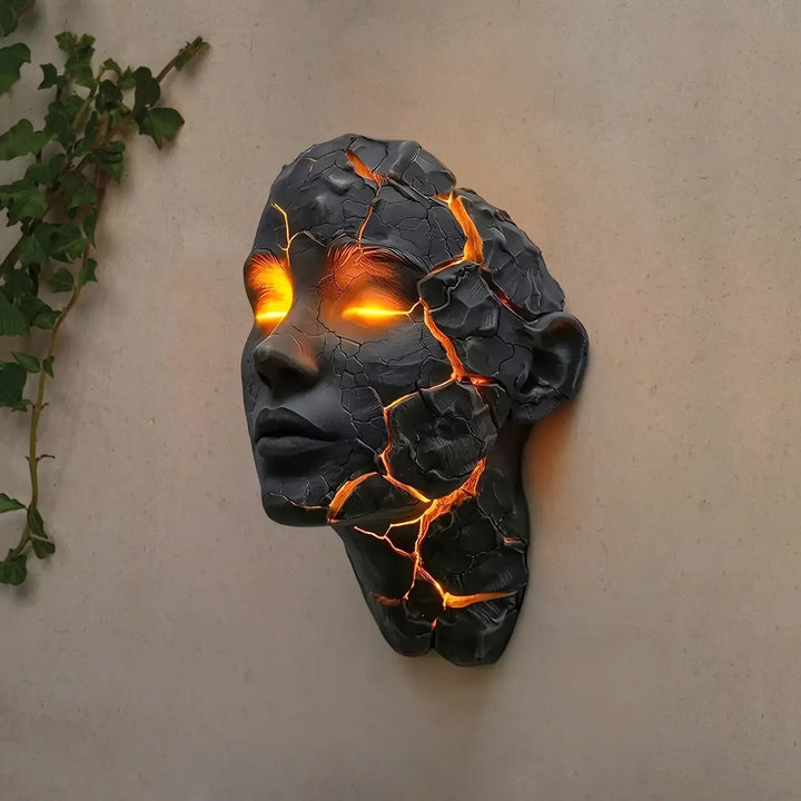 Applique murale sculpturale visage fissuré ambre noir chic