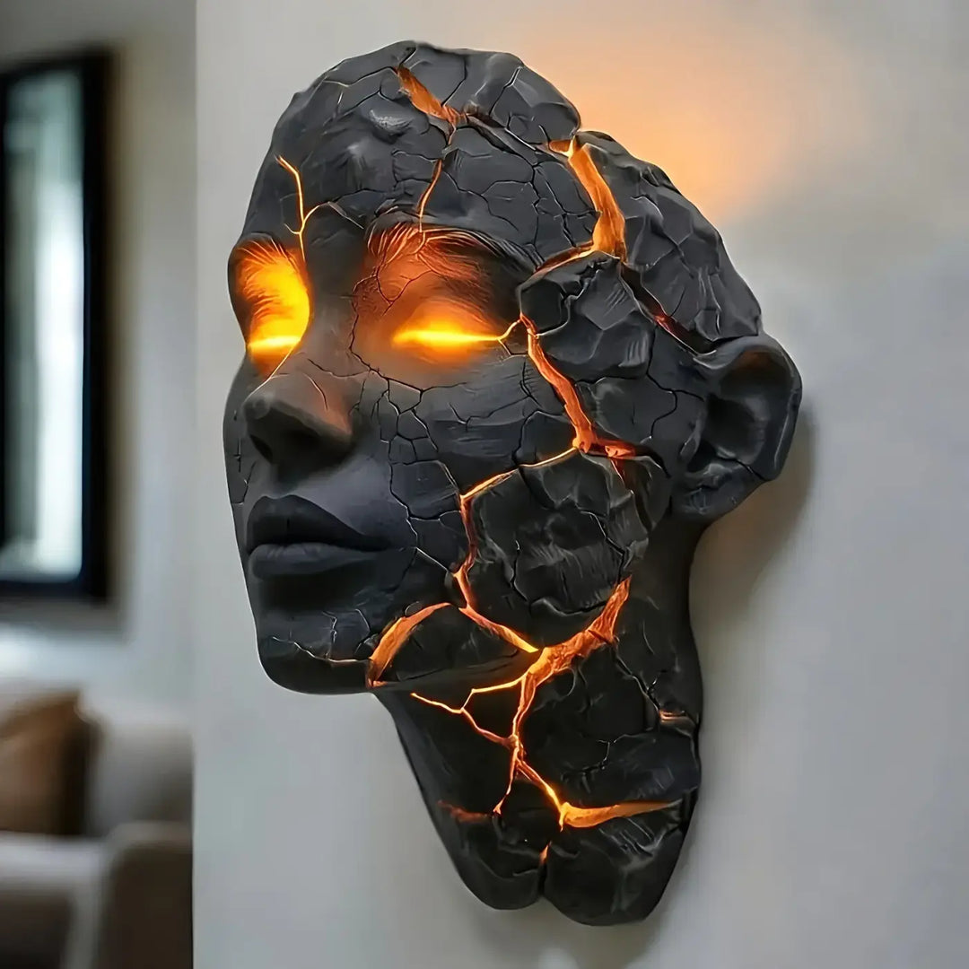 Applique murale sculpturale visage fissuré ambre noir chic