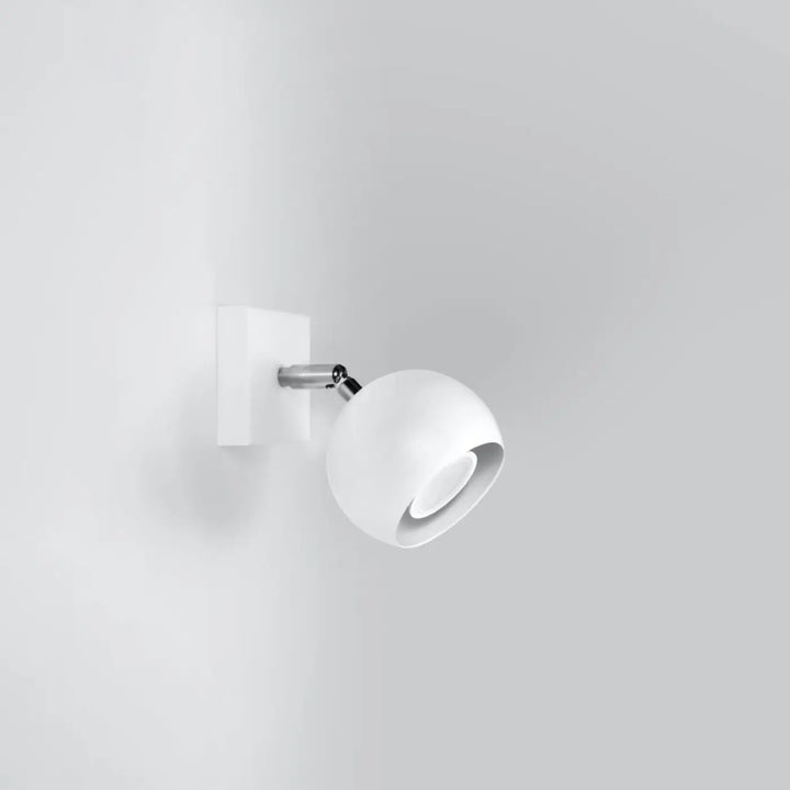 L’applique oculare murale moderne blanche avec bras métallique pour illuminez précisément l’espace intérieur