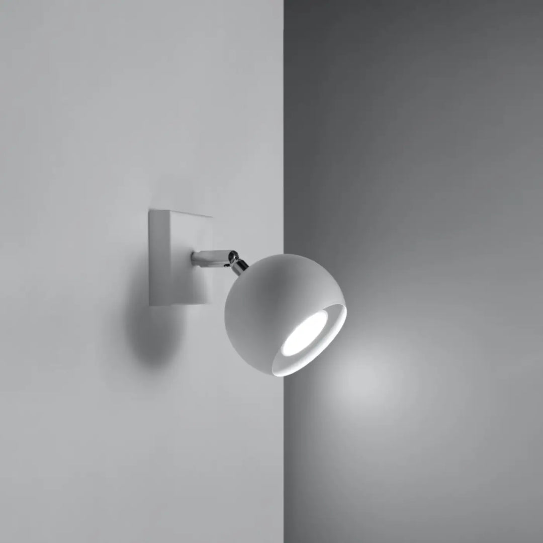 Applique murale oculare blanche sphérique avec bras métallique pour illuminez précisément un mur moderne oculare