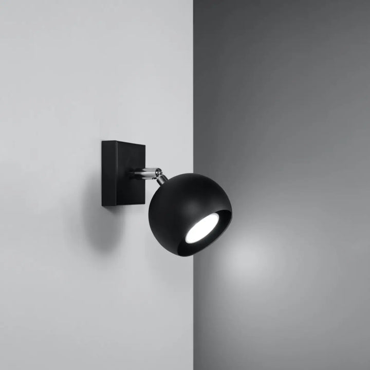 Applique murale moderne oculare noir avec spot sphérique mat et bras chrome pour illuminez précisément