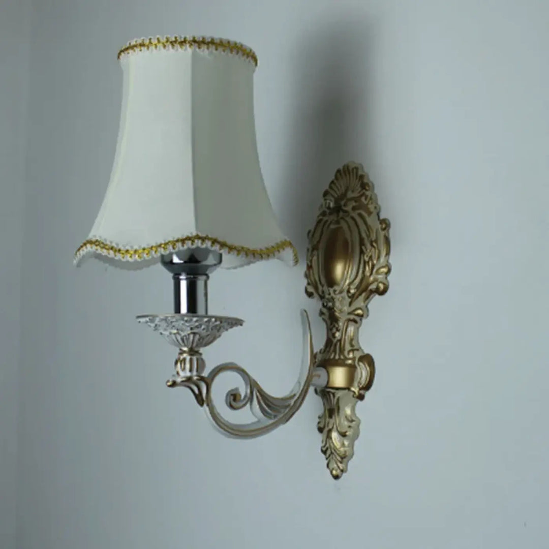 Applique murale style ancien en laiton et tissu blanc