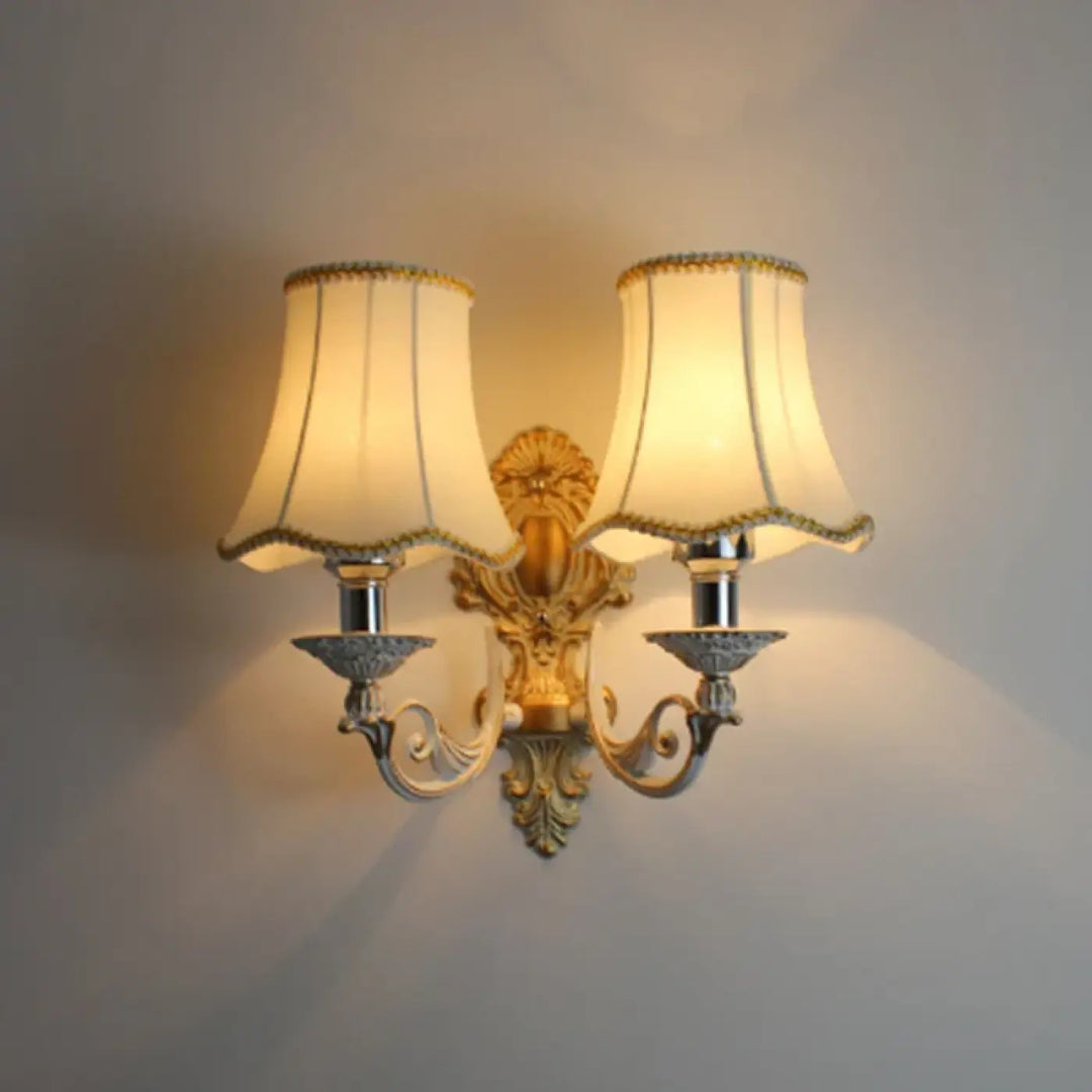 Applique murale style ancien en laiton et tissu blanc