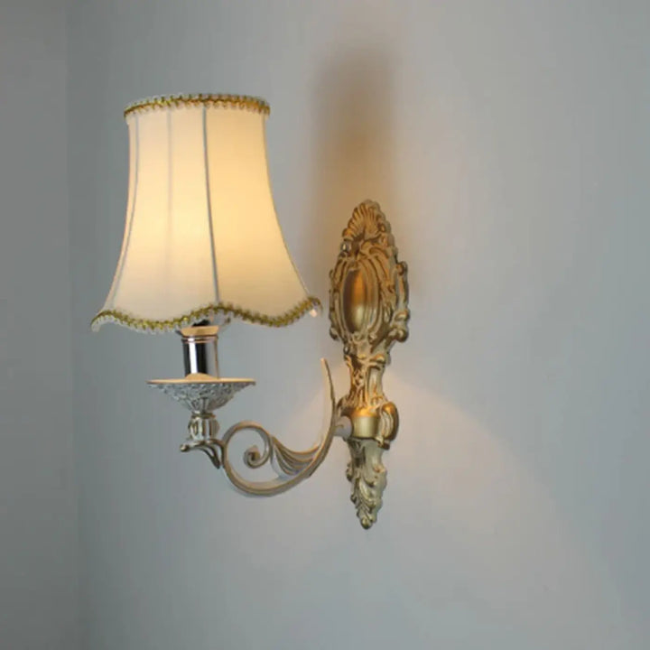 Applique murale style ancien en laiton et tissu blanc