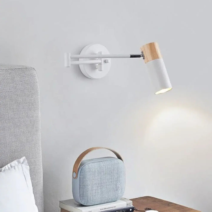 Applique murale teles style contemporain en blanc et bois avec design moderne ajustable pour lecture murale style