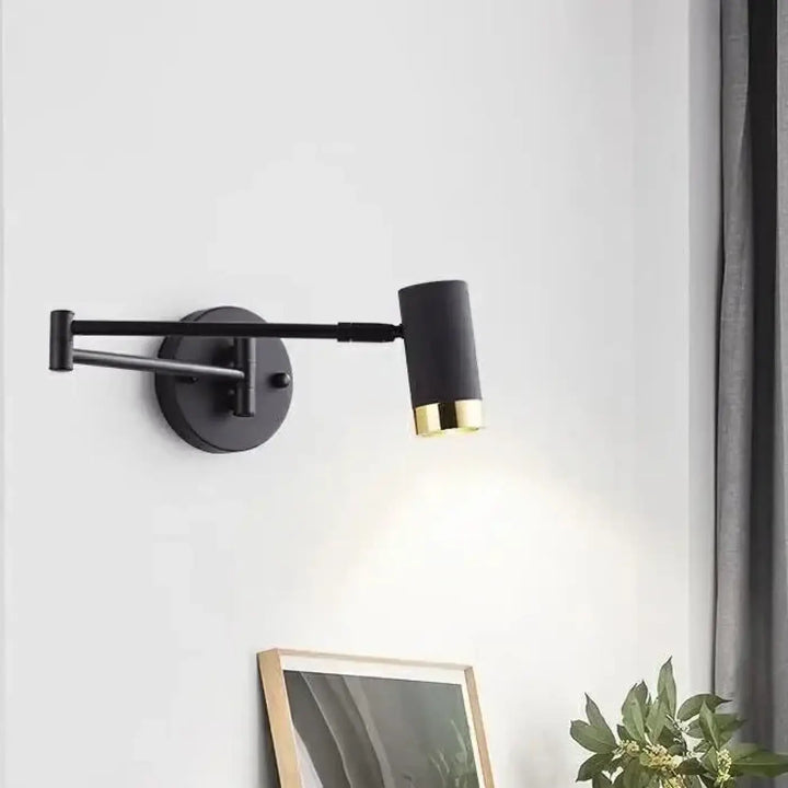 Applique murale tele s noir et or ajustable en style contemporain avec finition mate pour un murale style élégant