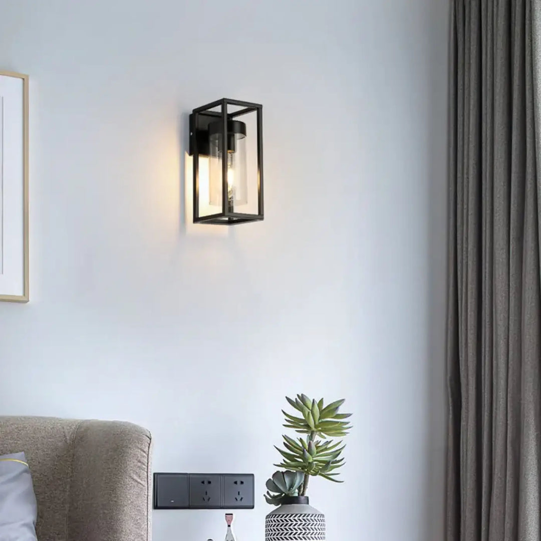 Applique murale orion noir en metal avec panneaux en verre clair et ampoule apparente style industriel chic