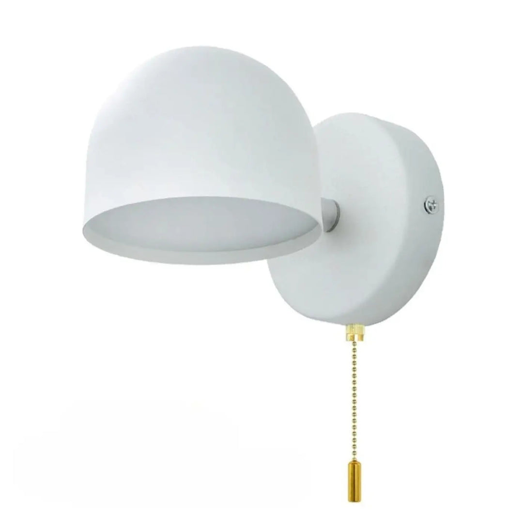 Applique murale blanche en forme de dôme avec chaîne de tirage dorée style scandinave participe à créer une ambiance raffinée