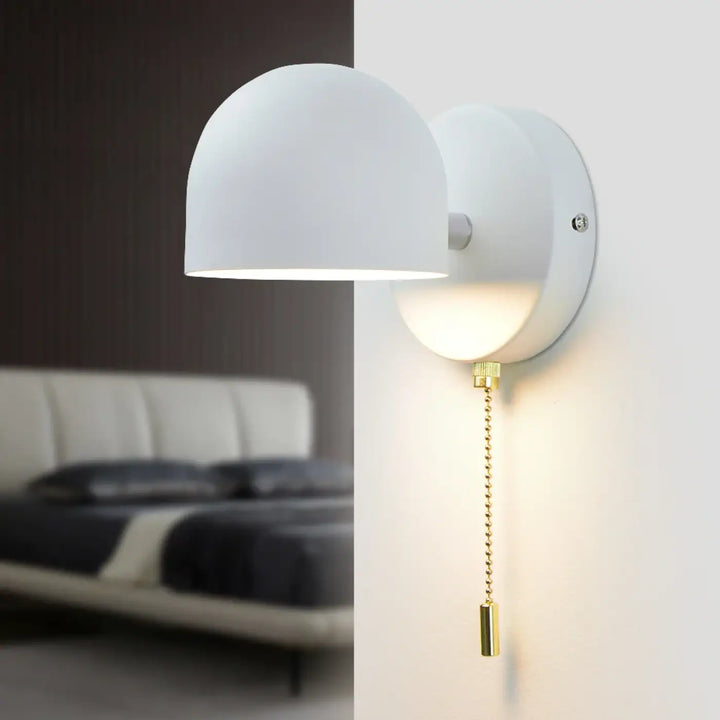 Applique murale blanche en forme de dôme avec chaîne dorée style scandinave qui participe à créer une ambiance chaleureuse