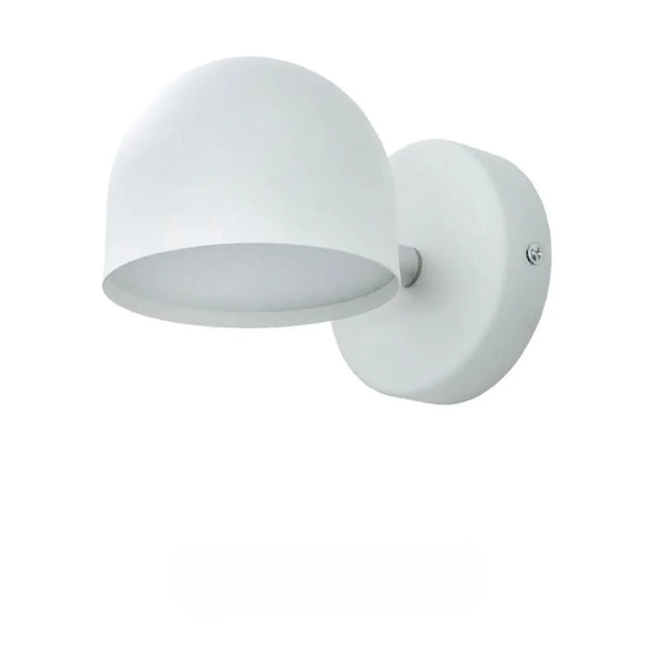 Applique murale blanche en forme de dôme avec finition mate et design minimaliste style scandinave participe à créer une ambiance épurée