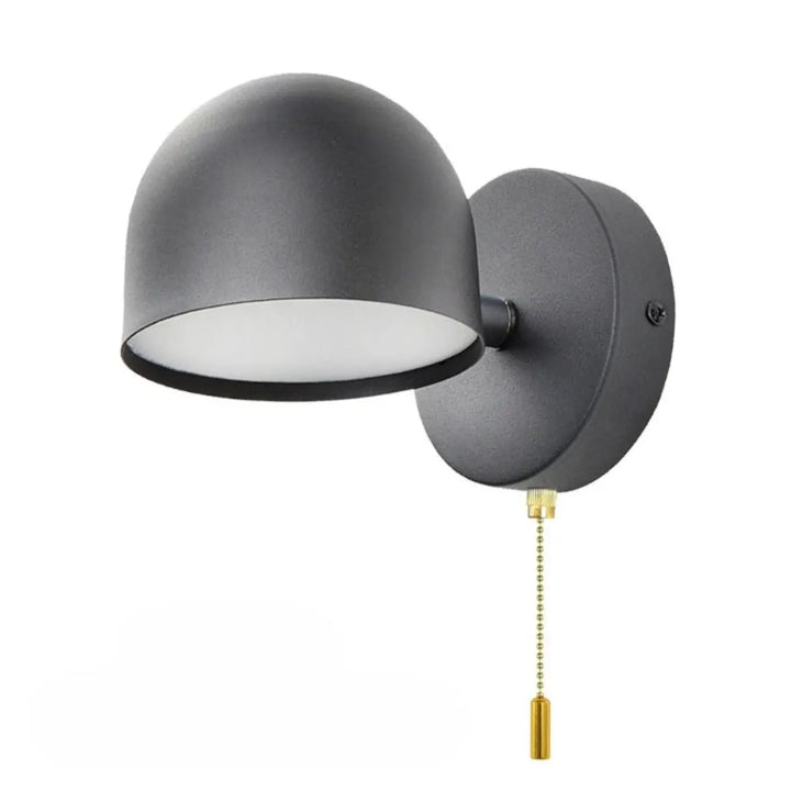 Applique murale style scandinave en métal noir mat avec chaîne en laiton participe à créer une ambiance élégante