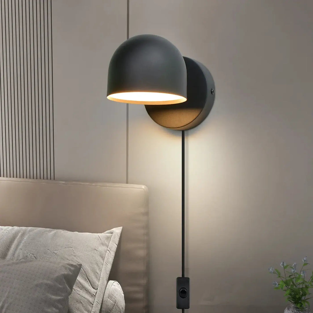Applique murale noire mate avec tête de lampe dôme ajustable en style scandinave participe à créer une ambiance moderne