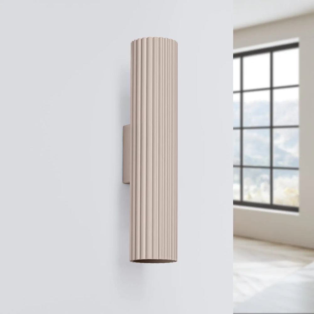 Applique murale karbon 30 taupe avec design minimaliste en beige côtelé et support métallique avec ampoules gu10 interchangeables