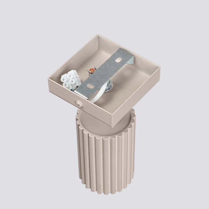 Beige plafonnier Karbon allie design minimaliste avec base cylindrique cannelée et ampoules gu10 interchangeables