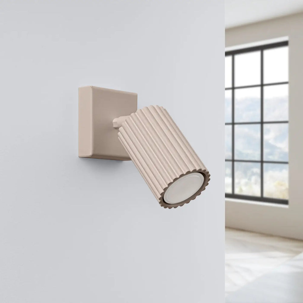 Beige applique murale karbon avec base carrée et bord festonné design minimaliste et ampoules gu10 interchangeables