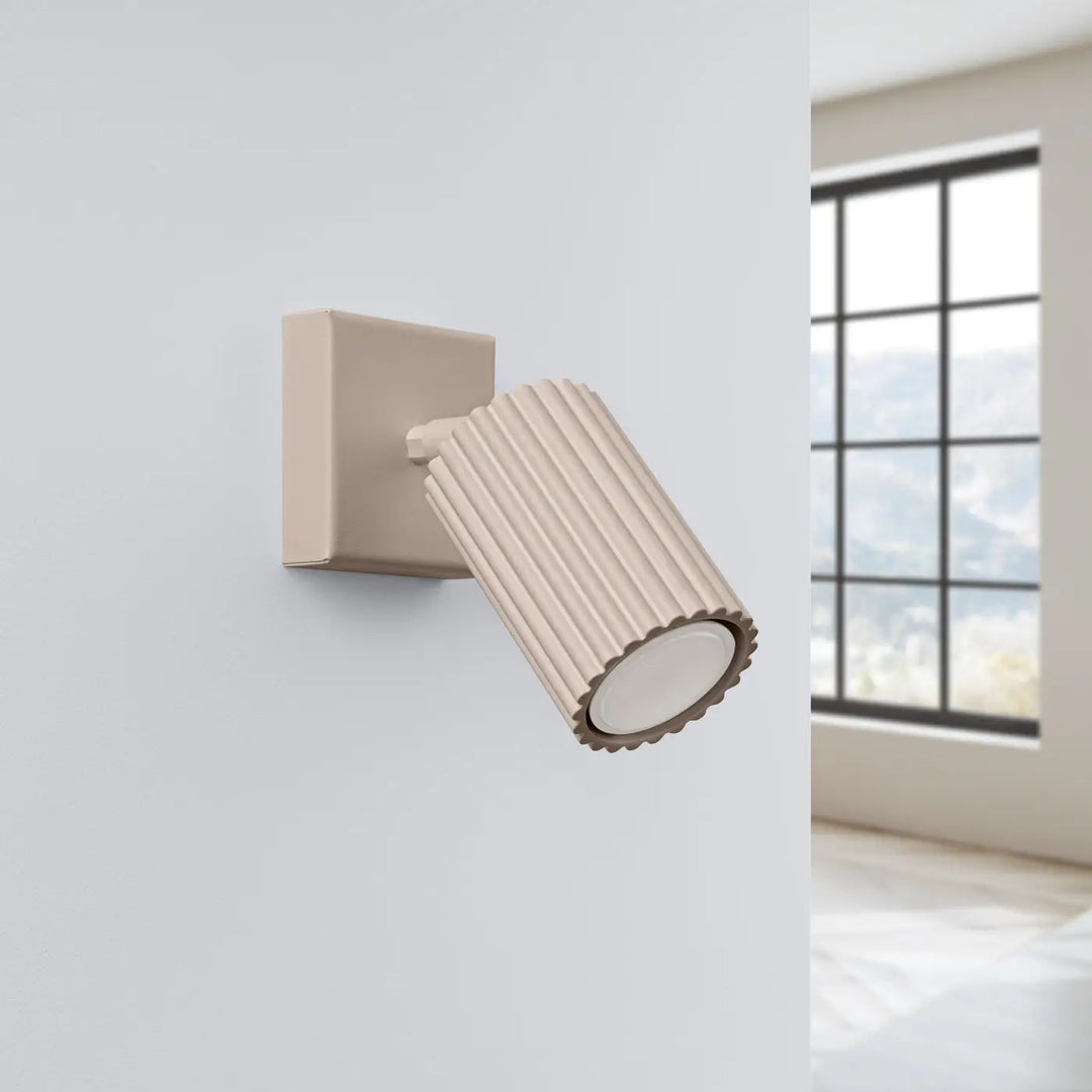 Beige applique murale karbon avec base carrée et bord festonné design minimaliste et ampoules gu10 interchangeables