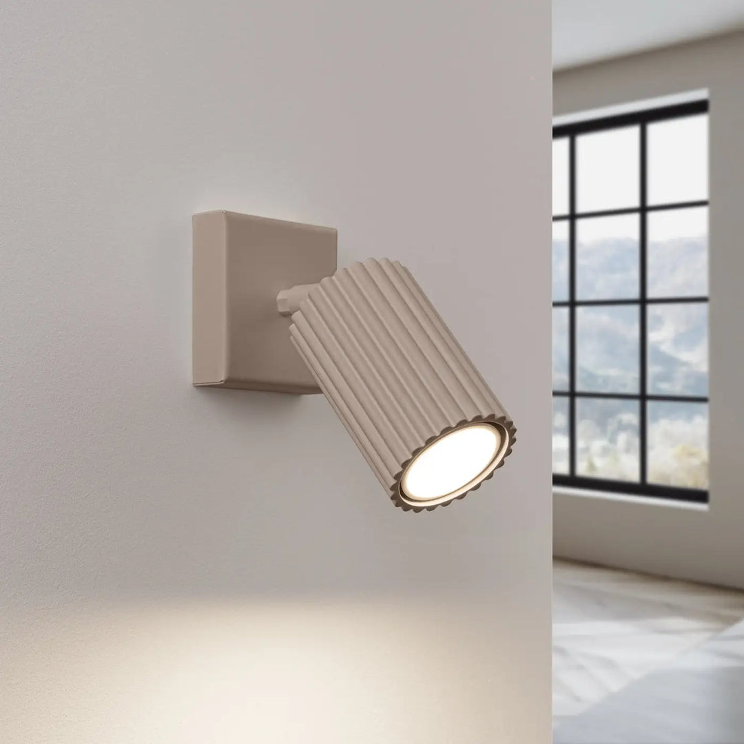 Applique murale karbon taupe beige en spotlight ribbé avec design minimaliste et ampoules gu10 interchangeables