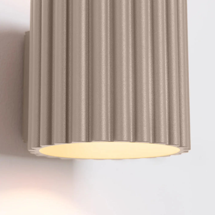 Applique murale aura taupe beige en forme unique inspirée avec surface nervurée diffusant une lumière chaude et tamisée