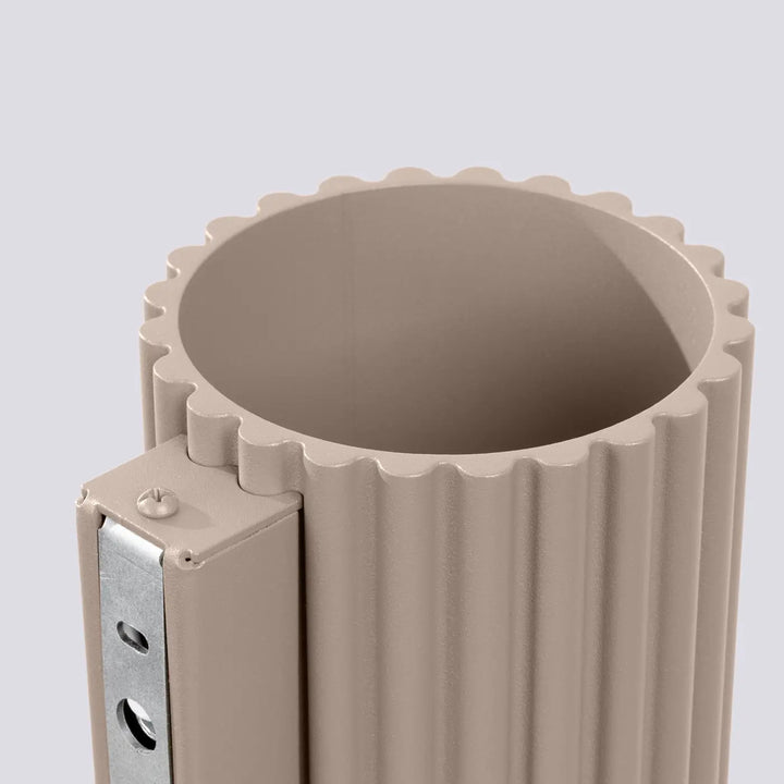 Applique murale aura taupe en plastique beige cylindrique avec extérieur cannelé et attache métallique forme unique inspirée