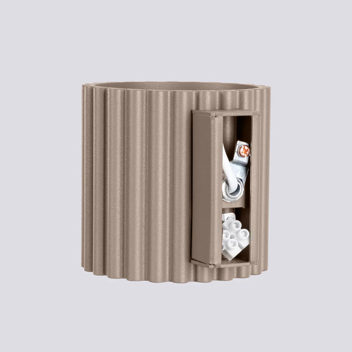 Boîte électrique en plastique cannelé taupe avec porte à charnière et forme unique inspirée pour applique murale aura