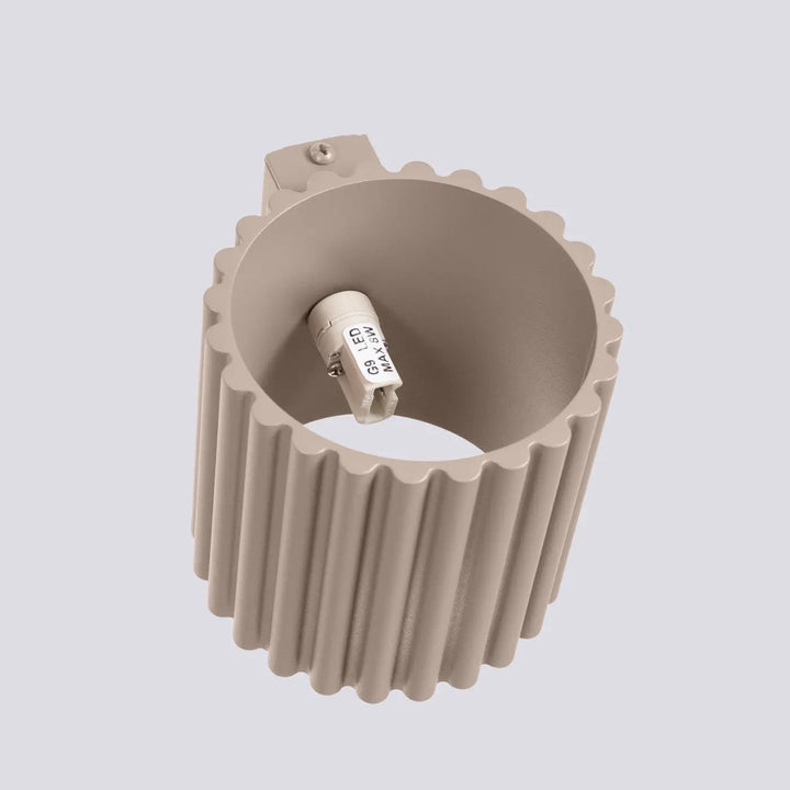 Applique murale aura taupe en céramique blanche avec forme unique inspirée et corps cylindrique côtelé beige