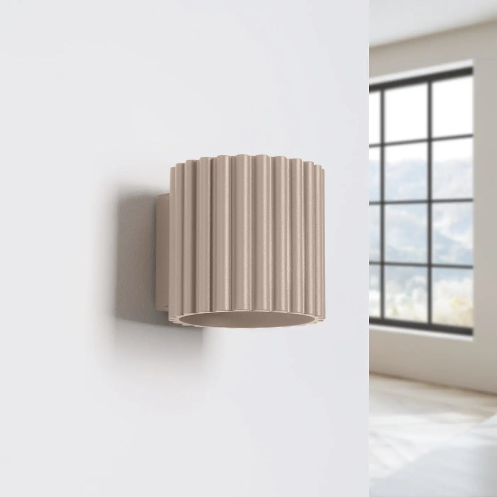 Beige applique murale aura taupe avec forme unique inspirée et design moderne cylindrique nervuré