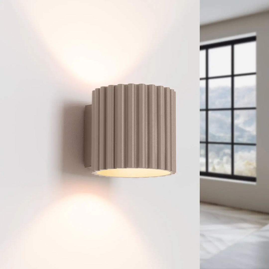 Applique murale aura taupe cylindrique beige avec texture cannelée verticale et éclairage chaud unique inspirée