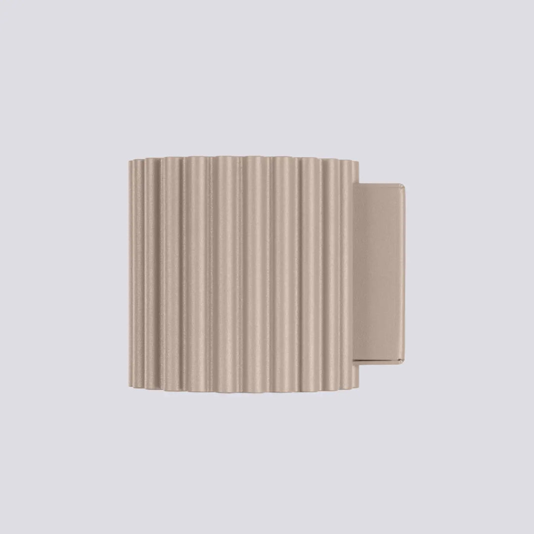 Applique murale aura taupe beige en forme unique inspirée avec design moderne et structure côtelée raffinée