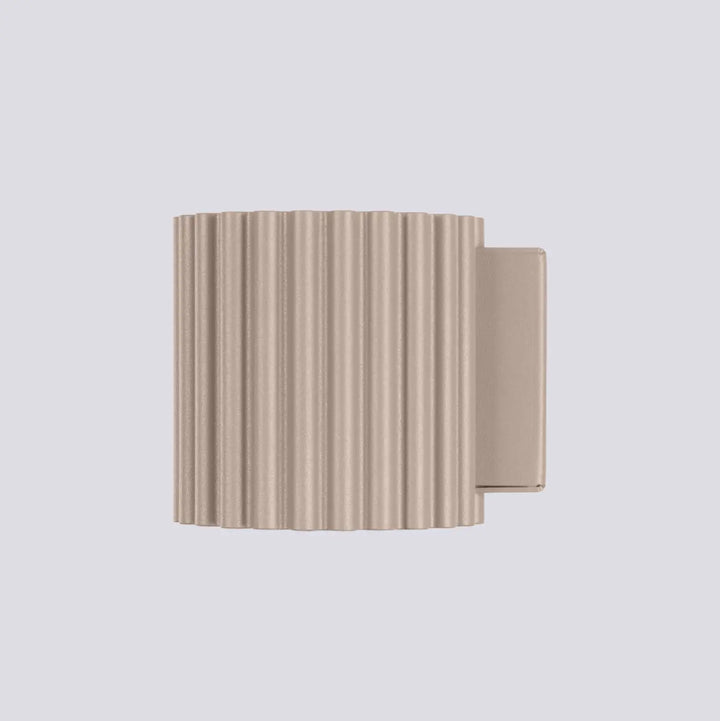 Applique murale aura taupe beige en forme unique inspirée avec design moderne et structure côtelée raffinée